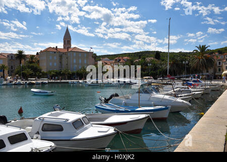 Vista sul porto di Supetar città sull isola di Brac in Croazia con un sacco di imbarcazioni di piccole dimensioni in primo piano. Foto Stock