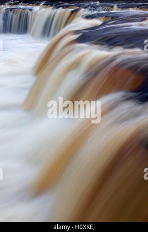 Fiume Ure in pieno flusso sopra Aysgarth cade nel Yorkshire Dales, UK. Foto Stock