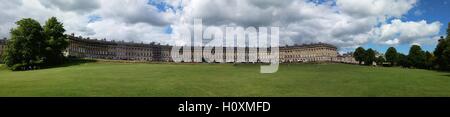 Il Royal Crescent, Bath, Inghilterra, visto dal parco Foto Stock