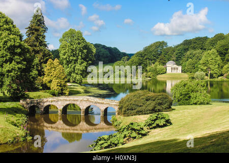 Turf ponte a Stourhead Garden, in Inghilterra, Regno Unito, con il Pantheon nel retro Foto Stock