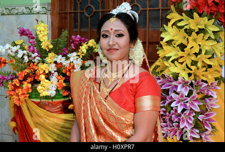 Indian Sposa - una bella donna (sposa) in piedi sul suo matrimonio cerimonia hall. Foto Stock