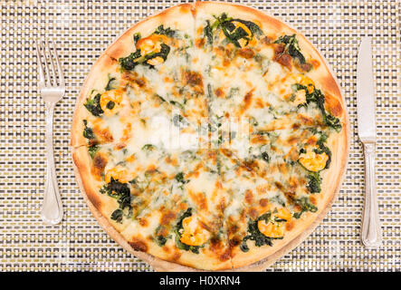 Pizza con gamberi e spinac cotti al forno Foto Stock