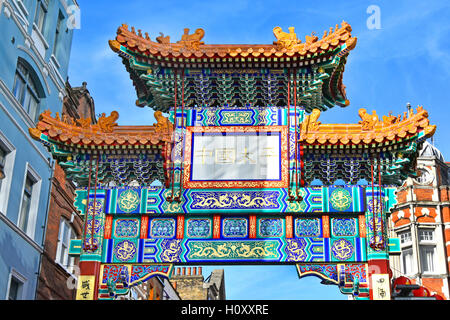 Chinatown colorate decorazioni cinesi in cima al cancello attraverso Wardour Via che segna l'ingresso principale al West End della comunita' di China Town Londra Inghilterra Regno Unito Foto Stock