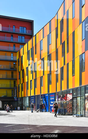 Tesco Express negozio supermercato al piano terra di coloratissimi condominio con Travelodge hotel oltre a Barking Town Center East London Inghilterra England Regno Unito Foto Stock