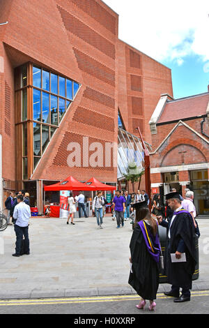 London School of Economics & Political Science studenti giorno di graduazione indossando le schede di malta & abiti studenti visto Swee Hock center al di là dell'Inghilterra, Regno Unito Foto Stock