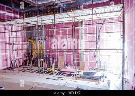 Ponteggio a vuoto è posizionato contro la parete di cartongesso al nuovo teatro con retro illuminazione da esterno. Foto Stock