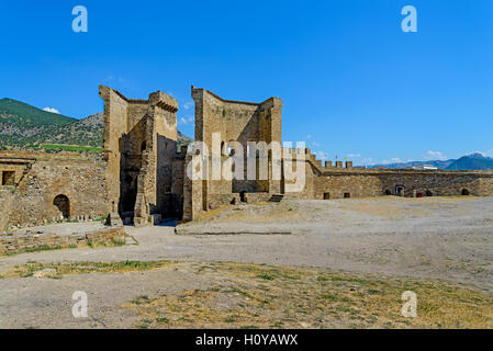 Le rovine della fortezza genovese in Sudak Foto Stock