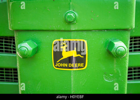 Primo piano di una stemma John Deere su un trattore d'epoca al trattore Trek 2016 vicino Winkler, Manitoba, Canada. Foto Stock