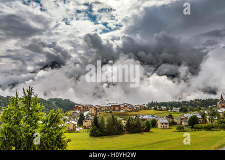 Le cattive condizioni meteo la formazione di nubi, gorgogliando, in montagna, Francia Foto Stock