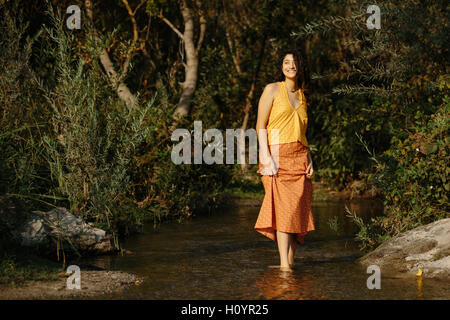 Una giovane donna godendo l'acqua a California Park lungo il San Joaquin River a Fresno County in California Foto Stock