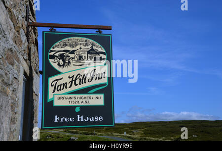 Il Tan Hill Inn è il pub più alta nelle Isole Britanniche e del The Pennine Way a lunga distanza sentiero, Yorkshire Dales. Foto Stock