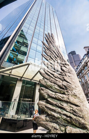 La Gran Bretagna, l'Inghilterra, la città di Londra, Città ala bronce scultura da Christopher Le Brun Foto Stock