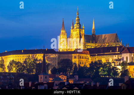 Il Metropolitan Cattedrale dei Santi Vito, Venceslao e Adalberto di Praga di notte Praga Repubblica Ceca Foto Stock