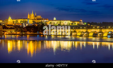 Vedute del fiume Vltava, il Ponte Carlo e il castello di là. Praga Repubblica Ceca Europa Foto Stock