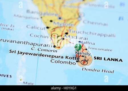 Sri Jayewardenepura Colombo imperniata su una mappa di Sri Lanka Foto Stock