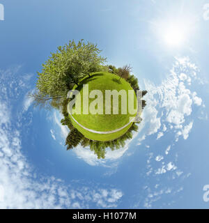 Piccolo Pianeta con gli alberi e il verde prato Foto Stock