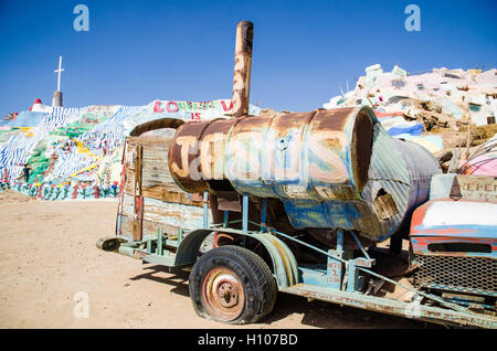 La salvezza montagna nel deserto del Colorado, vicino alla città di Soletta, vicino a Salton Sea. Verniciato con Christian motti e versetti biblici. Foto Stock