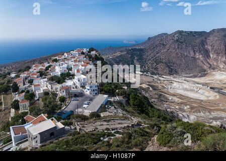 Vista panoramica del vulcano attivo e il villaggio di Nikia nell isola di Nissiros Island, Grecia Foto Stock