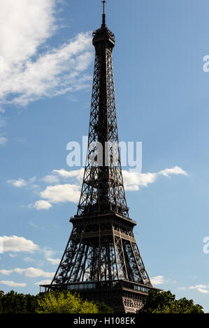 Parigi, Francia. Vista da una barca sul fiume Senna. La Torre Eiffel, costruito nel 1889, 320m alta. Foto Stock