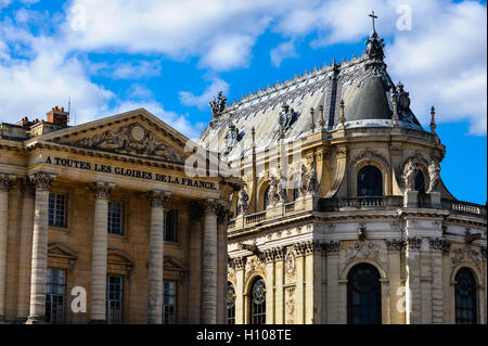 Il Palazzo di Versailles, o semplicemente di Versailles, è un castello reale vicino a Parigi, Francia. Pavillon Gabriel e la Chapelle Royale. Foto Stock