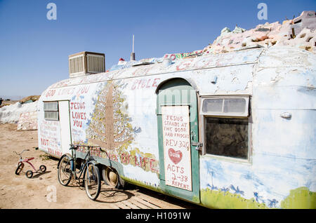 La salvezza montagna nel deserto del Colorado, vicino alla città di Soletta, vicino a Salton Sea. Verniciato con Christian motti e versetti biblici. Foto Stock