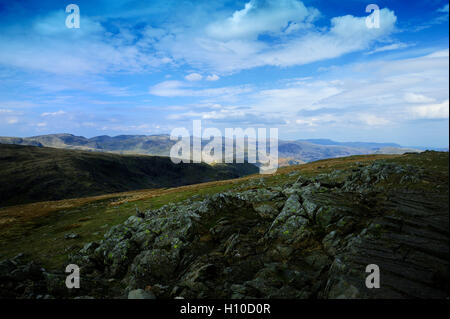 La luce del sole sull'Ullswater Fells Foto Stock