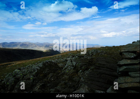 La luce del sole sull'Ullswater Fells Foto Stock