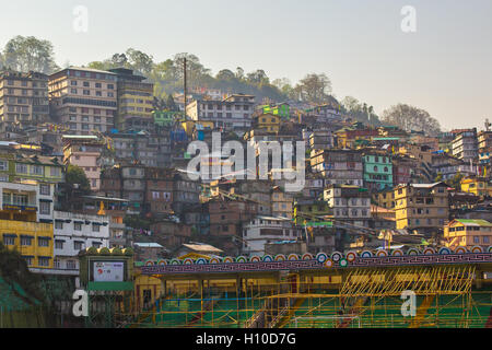 Vista di Gangtok la città capitale del Sikkim, India. Foto Stock