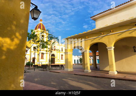 Vista di un bel colore giallo architettura coloniale in Mompox, Colombia Foto Stock