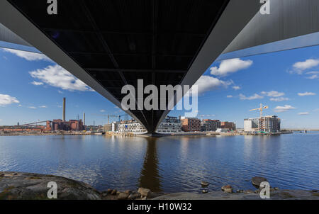 Ampio angolo di visione sotto il nonno del ponte di Helsinki offre una prospettiva surrealista sul nuovo Kalasatama zona residenziale. Foto Stock