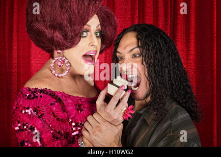 Uomo affamato e Drag Queen Foto Stock