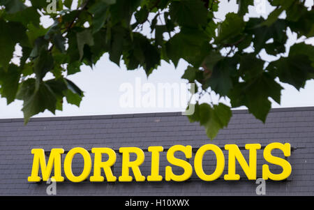 Una vista generale di un supermercato Morrisons segno Foto Stock