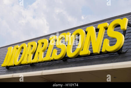 Una vista generale di un supermercato Morrisons segno Foto Stock