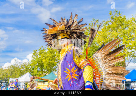 Le Prime Nazioni ballerino, DTES Pow Wow e celebrazione culturale, Oppenheimer Park, Vancouver, British Columbia, Canada Foto Stock