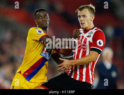 Southampton James Ward-Prowse (a destra) e il Palazzo di Cristallo di Wilfried Zaha tussle per lo spazio durante la Coppa EFL, Terzo round in abbinamento al St Mary's Stadium, Southampton. Foto Stock