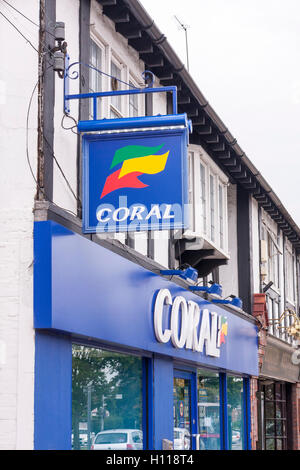 Una vista del segno esterno di una Coral bookmakers shop, Ickenham, Hillingdon, Regno Unito Foto Stock