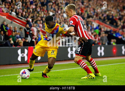 Southampton James Ward-Prowse (a destra) e il Palazzo di Cristallo di Wilfried Zaha durante l EFL Cup, terzo round in abbinamento al St Mary's Stadium, Southampton. Foto Stock