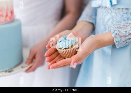 Donna con cupcake Foto Stock