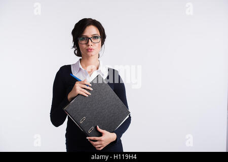 Attraente caucasion business donna nel suo 20s shot in studio isolato su uno sfondo bianco Foto Stock