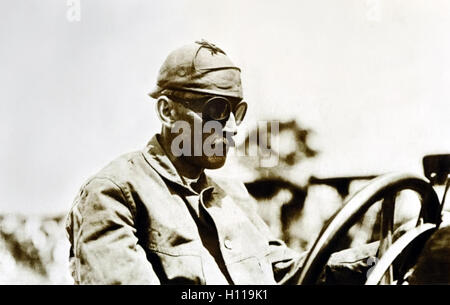 John Walter Christie (1865-1944) inventore americano al volante di uno dei suoi innovativi trazione anteriore racing cars, fotografia circa 1905. Foto Stock