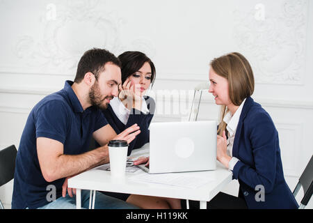 Coppia giovane architetto di riunione per la futura casa Foto Stock