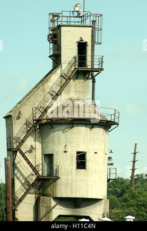 Treno che passa attraverso la torre al complesso industriale Foto Stock