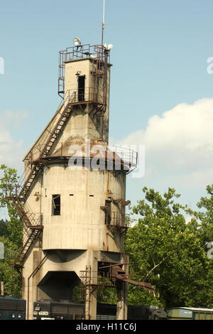 Treno che passa attraverso la torre al complesso industriale Foto Stock