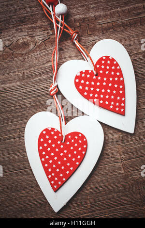 Simboli di amore e di affetto. due cuori su uno sfondo di legno. Foto Stock