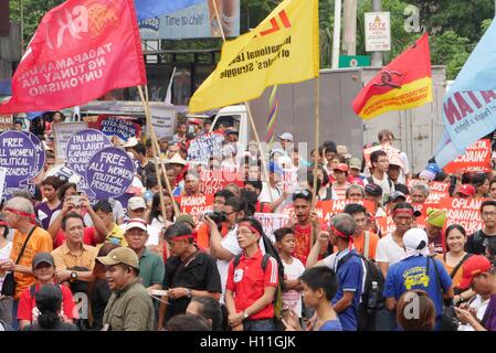 Manila, Filippine. Xxi Sep, 2016. I manifestanti si riuniranno presso Mendiola. La lega degli studenti Filippini (LFS) Istruzione ha invitato le parti interessate a prendere parte alle attività che in primo luogo cercare di appello per le riforme del settore dell'istruzione nell'amministrazione corrente. © George Buid/Pacific Press/Alamy Live News Foto Stock