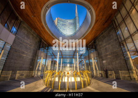Milano, vista particolare di Gae Aulenti town square, Unicredit Banca Foto Stock
