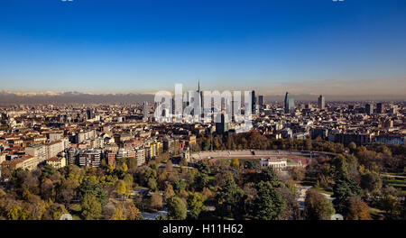 Panoramica vista aerea di Milano dalla Torre Branca, con lo sfondo delle Alpi Foto Stock