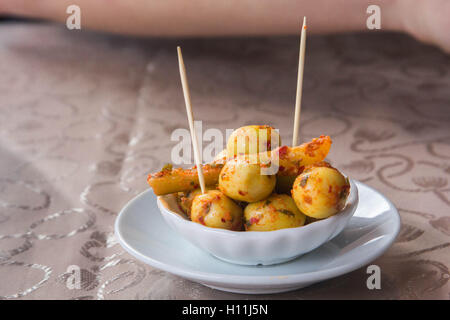 Colazione marocchina, olive nere con pane e olio di oliva Foto Stock