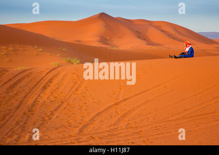 Berber l uomo, Erg Chebbi deserto vicino a Merzouga, Sahara, Marocco Foto Stock