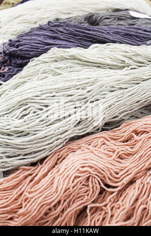 Palle di lana in vari fashion shop, cucitura Foto Stock